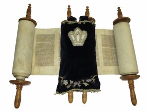 Complete A Small Torah Scroll Handwritten On Parchment Poland 150 200 Years Old
