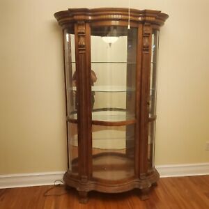 Pulaski Curved Curio China Cabinet Glass Storage Vintage Tradition Footed Wood