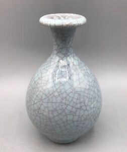 Chinese Guan Style Crackle Glaze Vase