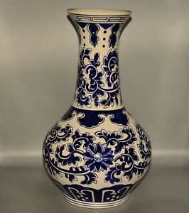 Chinese Republic Original Vintage Signed Taiwan Roc Blue White Porcelain Vase