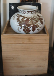 Korean Asian Vase Porcelain Signed Go Sung Grapevine Leaf 20th New Bamboo Box