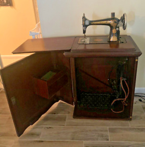 1924 Antique Singer Sewing Machine Model 127 W Cabinet Original Parts Extras