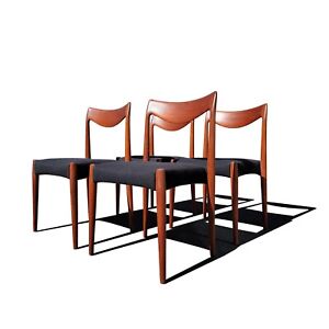 A Set Of 4 Danish Mid Century Modern Moller 77 Dining Chairs 