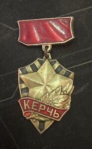 Russian Federation Pin Badge Soviet Guards Heroes Of City Of Kerch