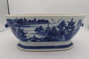 A Chinese Blue And White Porcelain Tureen Qianlong Period 18th Century