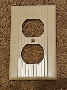 Vintage Leviton Mid Century Bakelite Wall Outlet Single Gang Plate Cover Lines