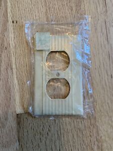 Leviton Nos 1950s Ribbed Lines Ivory Bakelite Outlet Plate Wall Cover 1 Mcm