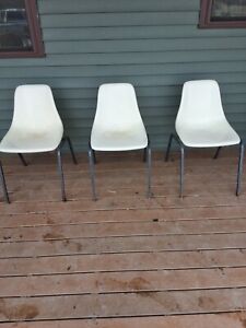Krueger Metal Products White Shell Fiberglass Stackable 3 Chairs Eames Era Vtg