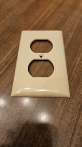 Sierra Us D8 Ribbed Lines Ivory Beige Bakelite Outlet Wall Box Plate Cover 1 Mcm