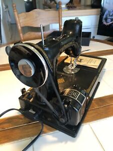Vinage 1936 Singer Sewing Machine With Case