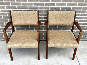 2 Jens Risom Design Inc Conn Walnut Beige Upholstered Chairs Mid Century Modern
