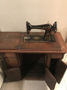 Antique Singer Sewing Machine 1900 S In Tiger Oak Closed Cabinet Treadle